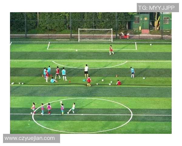 足球明星携子共赏精彩赛事亲子时光尽享绿茵场上的激情与快乐 足球明星携子共赏精彩赛事亲子时光尽享绿茵场上的激情与快乐